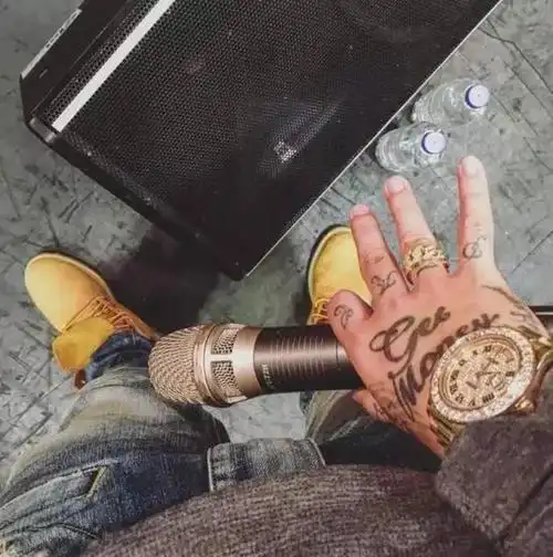 论炫富只服dok2吧演唱会上竟然送钱给粉丝