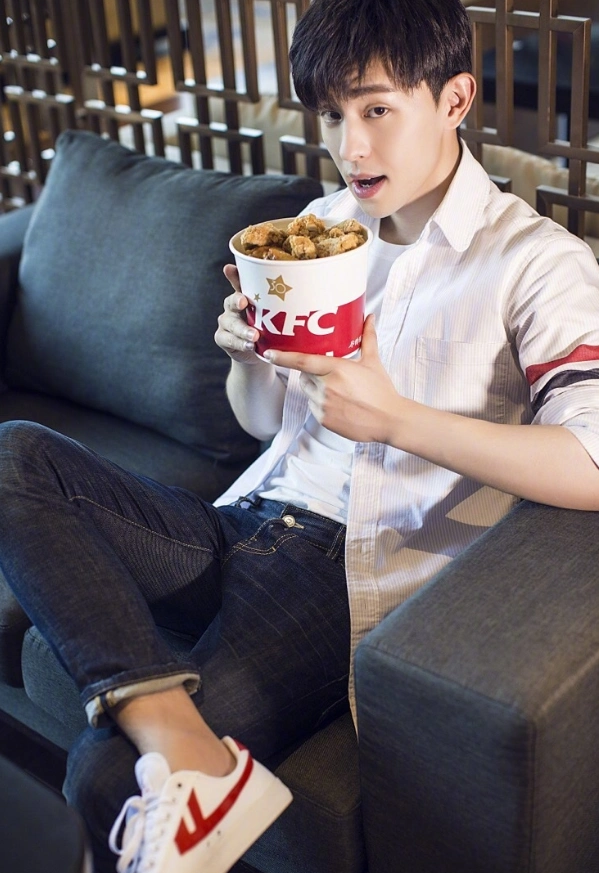 邓伦又现"男友风",娱乐圈公认的小能手,没有颜值也要学