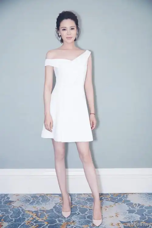 原创唐嫣把斜肩连体裤穿火了!简单扎低马尾优雅大气,身材凹凸有致