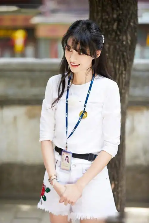"小仙女"郑爽,白t搭配超短裙,美得清新脱俗