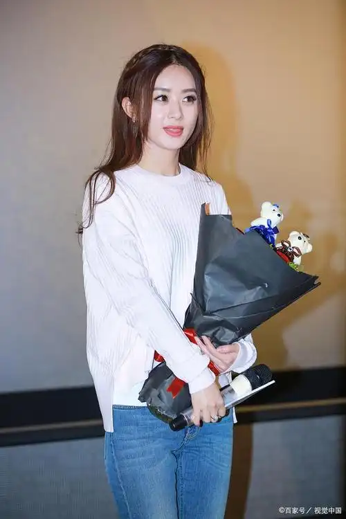 35岁赵丽颖穿吊带车内自拍!真空上阵无拘无束,五官精致表情吸睛