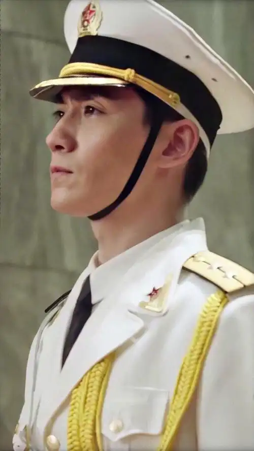 朱一龙帅气制服造型小合集,军装在身,挺拔身姿