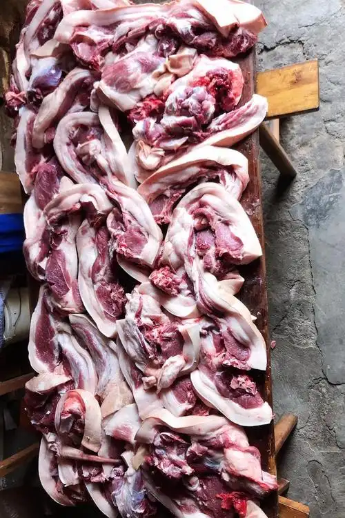 这算"土豪"吗?今天家里杀年猪,村里唯一一口黑毛土猪肉