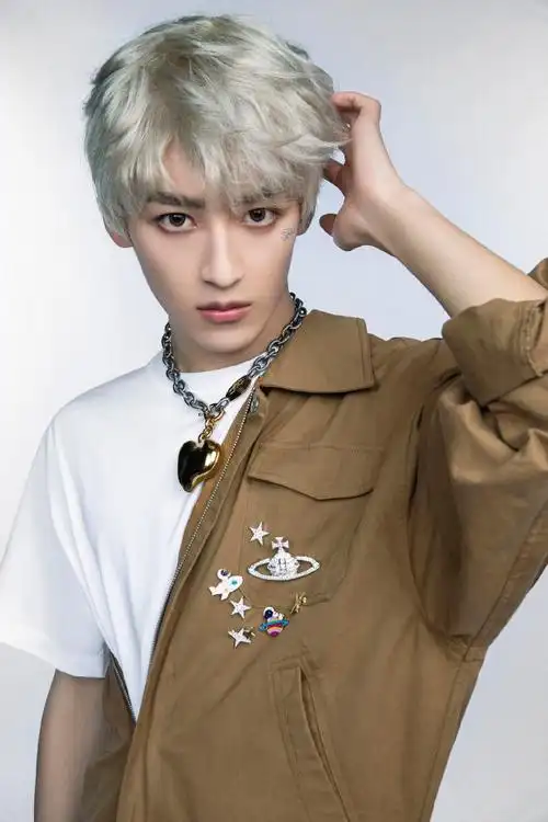 何洛洛银发太空旅人造型##何洛洛环游宇宙mv预告片