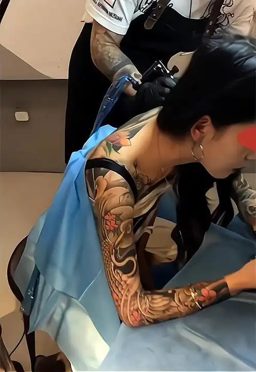 社会大姐叼着烟纹身背上露出一朵红莲花来了3次从来不给钱