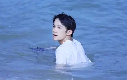 tfboys 新闻列表 [分享]150726 王源千玺台湾海边嬉水  上演湿身诱惑