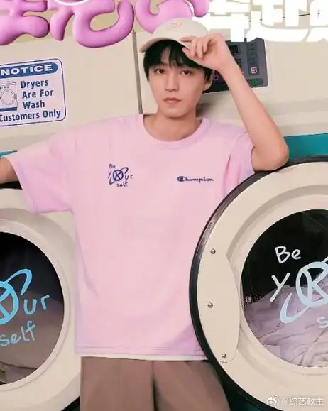 王俊凯夏季穿搭##王俊凯粉半袖