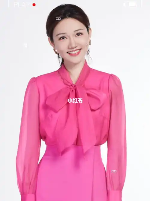 央视主持人龙洋身着宝姿ports