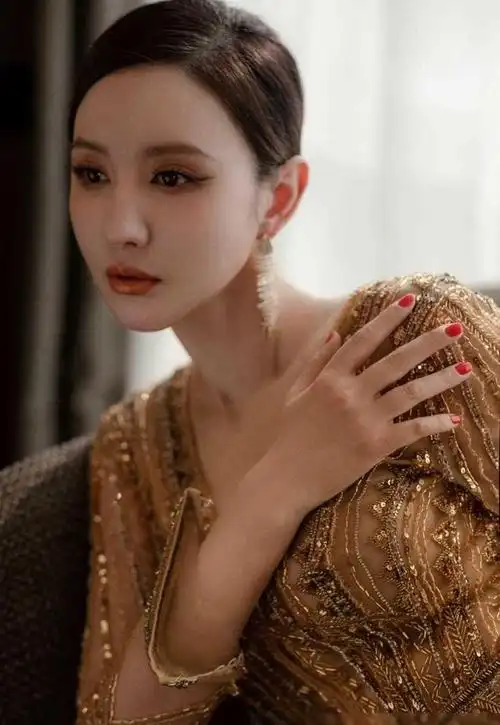 张萌中国内地女模特演员制片人主持人钢琴教师歌手