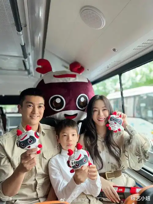 霍思燕晒自己画笔下的杜江和爱犬网友明显爱狗多一点