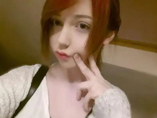 就是下面这张位cos《ellen老师》并且做出「 阿黑颜(アヘ颜)」表情的