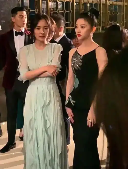 杨幂:我腿长,景甜:我胸大,当俩人同台,杨幂靠这一细节险胜