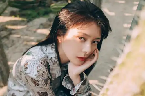 傅菁身着carven2021春夏系列