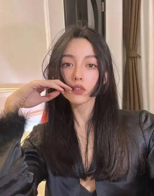 杨幂同款"公主切"少女感十足,2022春天爆火._齐刘海_时尚_长发