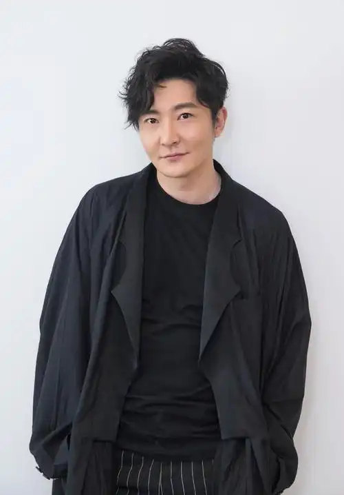 不走谐星路线的郭京飞挺帅气,身穿黑色西装,嘟嘴卖萌无压力