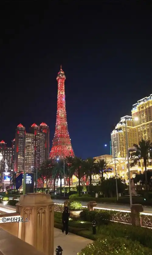 路氹金光大道(英语:cotai strip,简称"金光大道")是澳门一个重要的