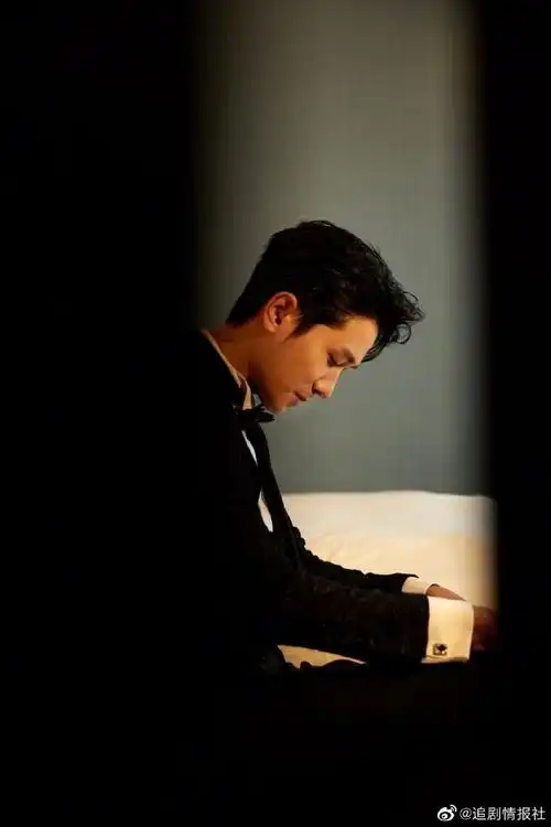 gq红毯##彭冠英黑色蕾丝礼服##彭冠英名利场西装贵公子