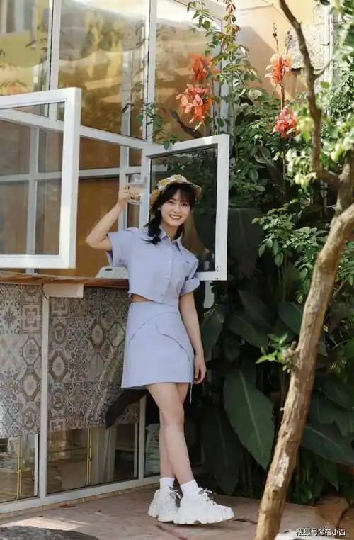 沈月像没长大的小女孩,穿娃娃领衬衫配格子裤,身材普通却很甜美_白色