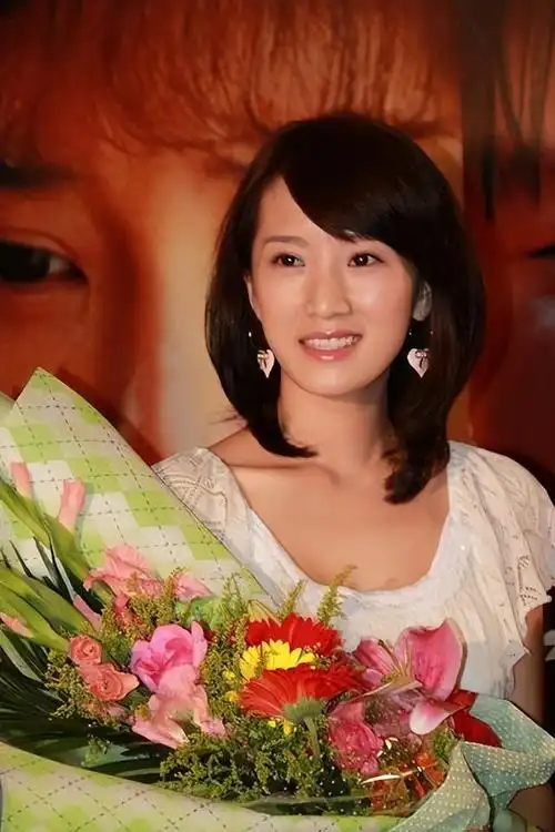 李念,一位才华横溢的演员,在最新一部剧中饰演了一个双重身份的角色