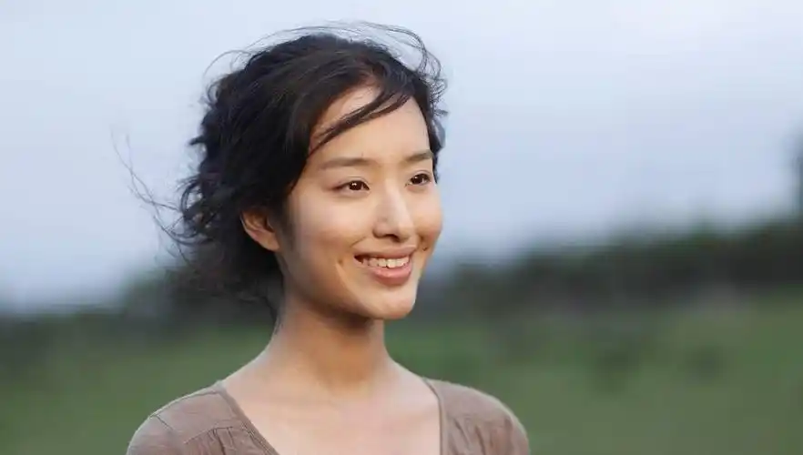 杨采钰写真露出事业线大美腿!