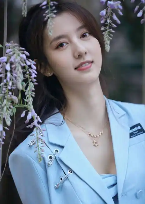 新一代女神陈姝君穿抹身材套装,宛如年轻版的佟丽娅