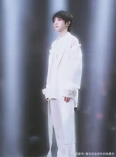 新风格的华晨宇《歌手》穿着纯净圣洁的白色衣服