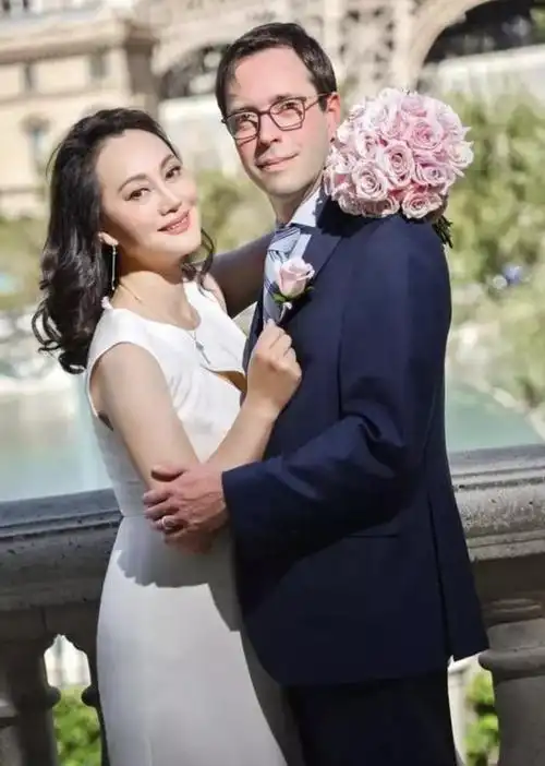 直到2017年,宋佳与比利时的一位帅哥传出了结婚照,才知道宋佳铀了