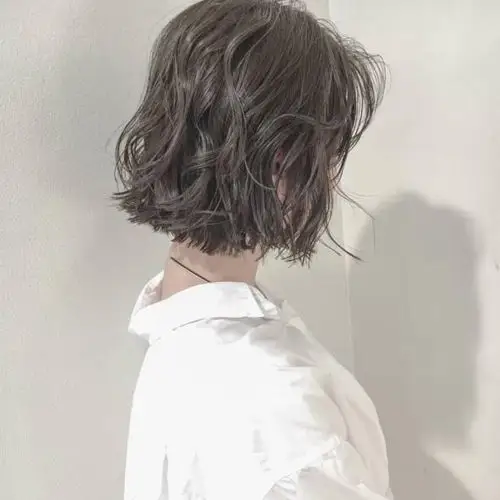 短发怎么烫卷好看?烫个小波浪卷时髦又洋气