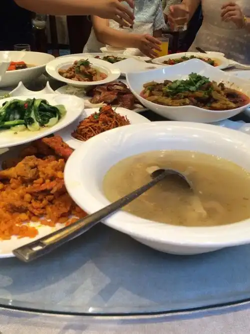 10楼 吃饭的时间到了,大家换了个包间,边聊边吃,觥筹交错,好不开心