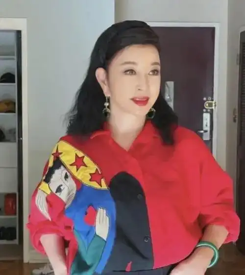 刘晓庆晒图梳少女麻花辫!74岁状态曝光似30岁,大耳垂好惊人