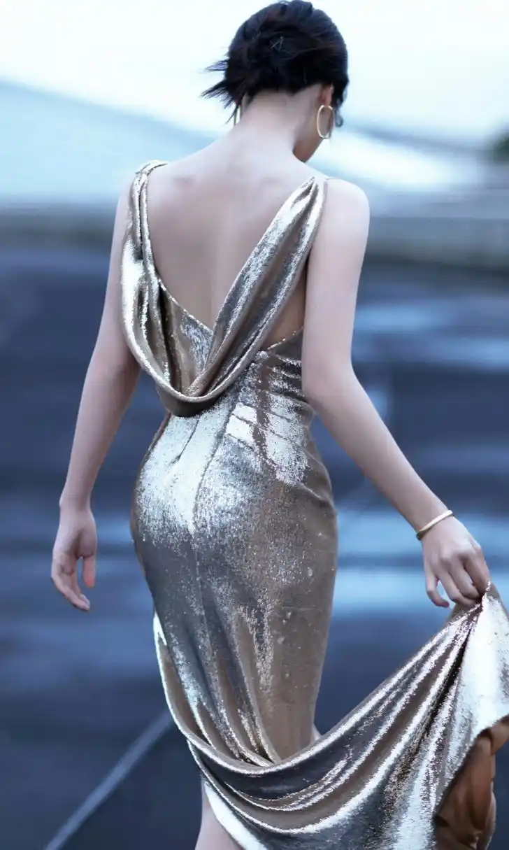 蓝盈盈一席亮银色露背长裙出席活动,尽显s型好身材,从演浣碧时期的小