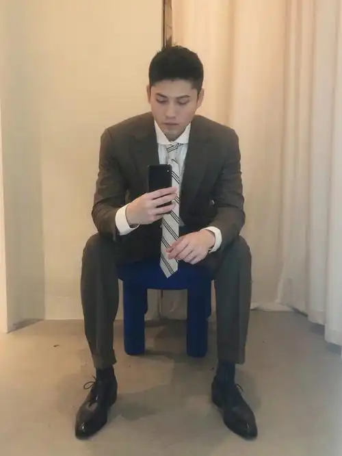 更衣室自拍男友穿上西装你可以吗