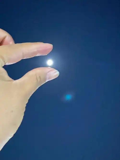 晚上我们一家四口在赏月,妈妈说:"我可以吧月亮捏在手里,"我们都不