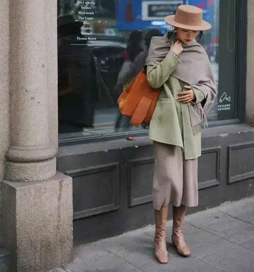 时尚博主的高级穿搭来了淡绿色西装配浅灰色半身裙简约又时尚