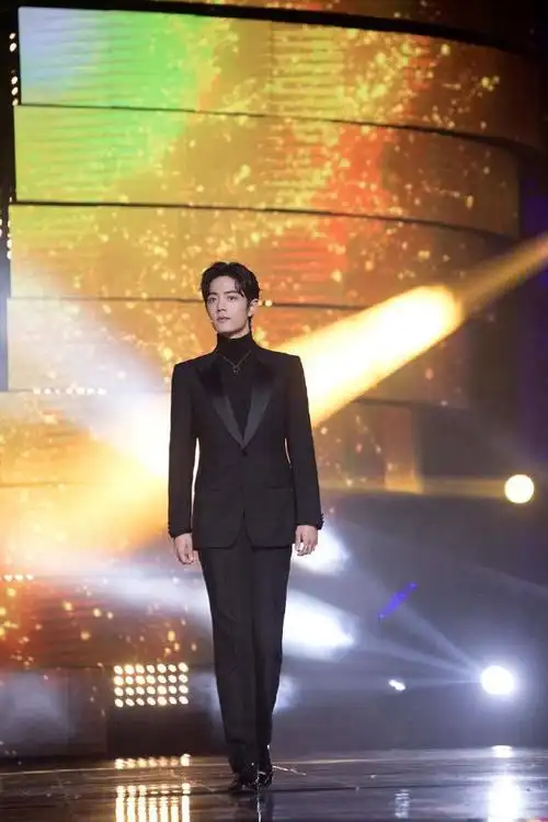 肖战不走寻常路!穿西装不搭衬衫配毛衣,本以为很土,结果帅炸了