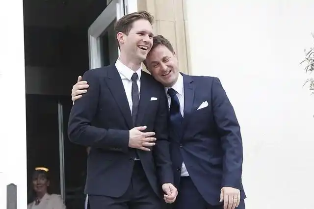 卢森堡首相和同性恋丈夫太甜40岁老公真帅甜蜜牵手勇敢爱