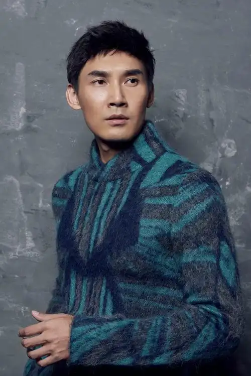 张铎最新写真释放绅士魅力熟男风范一展无余