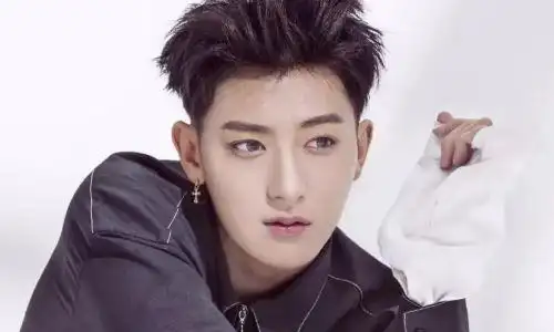 黄子韬女朋友是谁他喜欢什么样的女人黄子韬女友