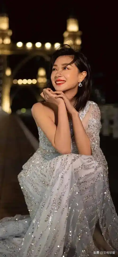 她在最红时怀孕淡出娱乐圈,复出之后重回巅峰,今38岁红透半边天_万茜