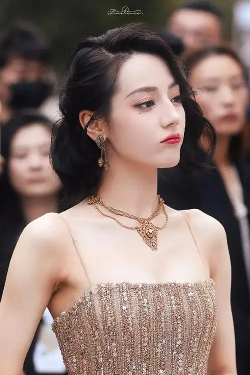 o品牌大使##迪丽热巴吊带金色鱼尾礼服