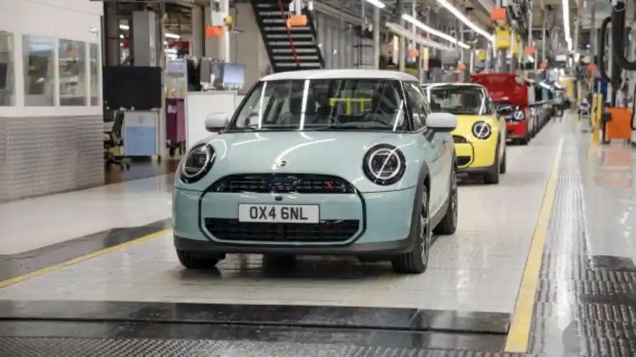 全新mini cooper(f66)在英国牛津工厂下线,这是一台燃油版的mini_mini