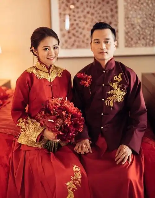 看了安以轩的猪大肠婚纱,还不如传统的中国结婚礼服有气派