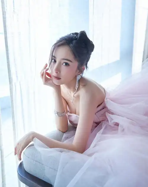 杨幂穿粉色抹胸裙仙气飘飘,将头发扎成蝴蝶结很少女