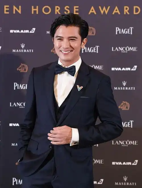 当37岁邱泽与36岁罗晋同穿黑色西装,看来唐嫣的眼光很犀利!