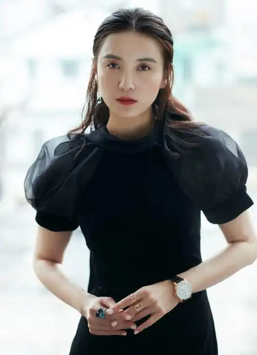 39岁宋佳真敢穿深v西装裙真空上阵美得气质高级让人目不转睛