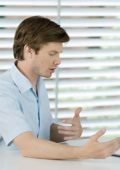 西方人,一个人,伸展双臂,说,竖图,室内,白天,侧面,t恤衫,窗户,落地窗