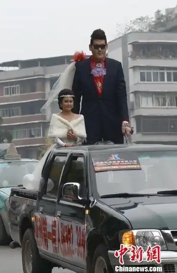 "亚洲第一巨人"张欢亮相重庆 身高2.38米