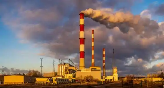 化工厂烟囱排放大量温室气体空气环境污染的概念照片