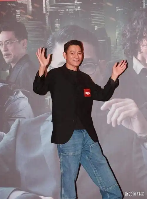 62岁刘德华近照老态龙钟头发花白啤酒肚显现一脸愁容网友震撼