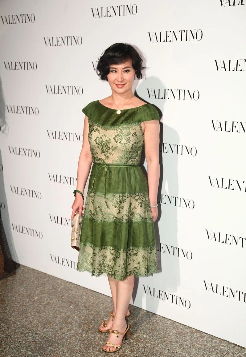 何超琼难得高调背心蕾丝裙秀出高挑身形可惜胳膊外露有点显壮